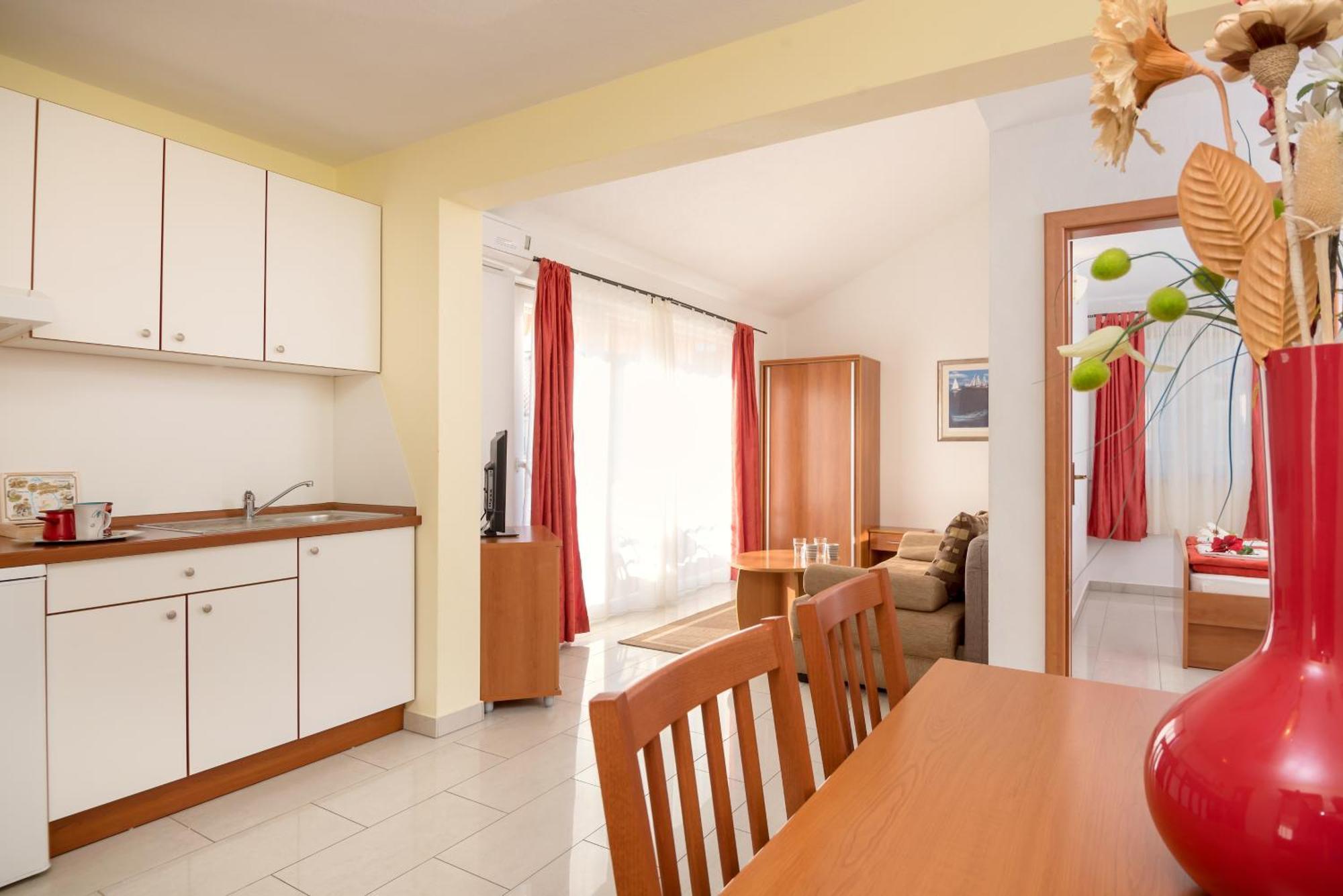 Apartments Vila Adrijana & Fitness Studio Wolf Bv Baška Voda Εξωτερικό φωτογραφία